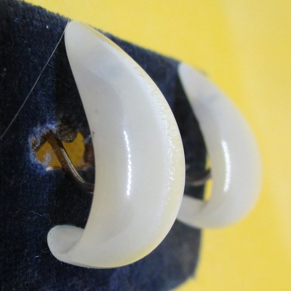 RICHELIEU STERLING SILVER Earrings Richelieu Blue Moonglow1/2 Hoop Screw Back - Picture 2 of 15